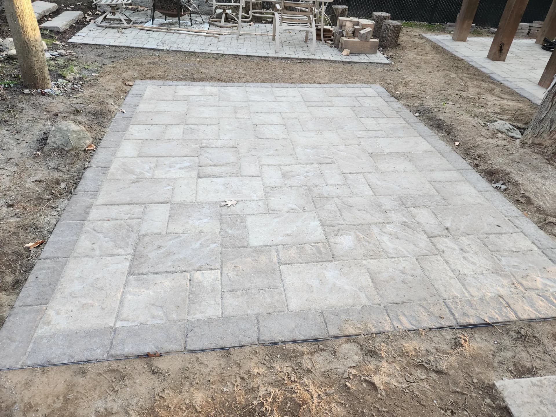 Aménagement clé en main avec patio en pavé et îlots de plantations à Longueuil