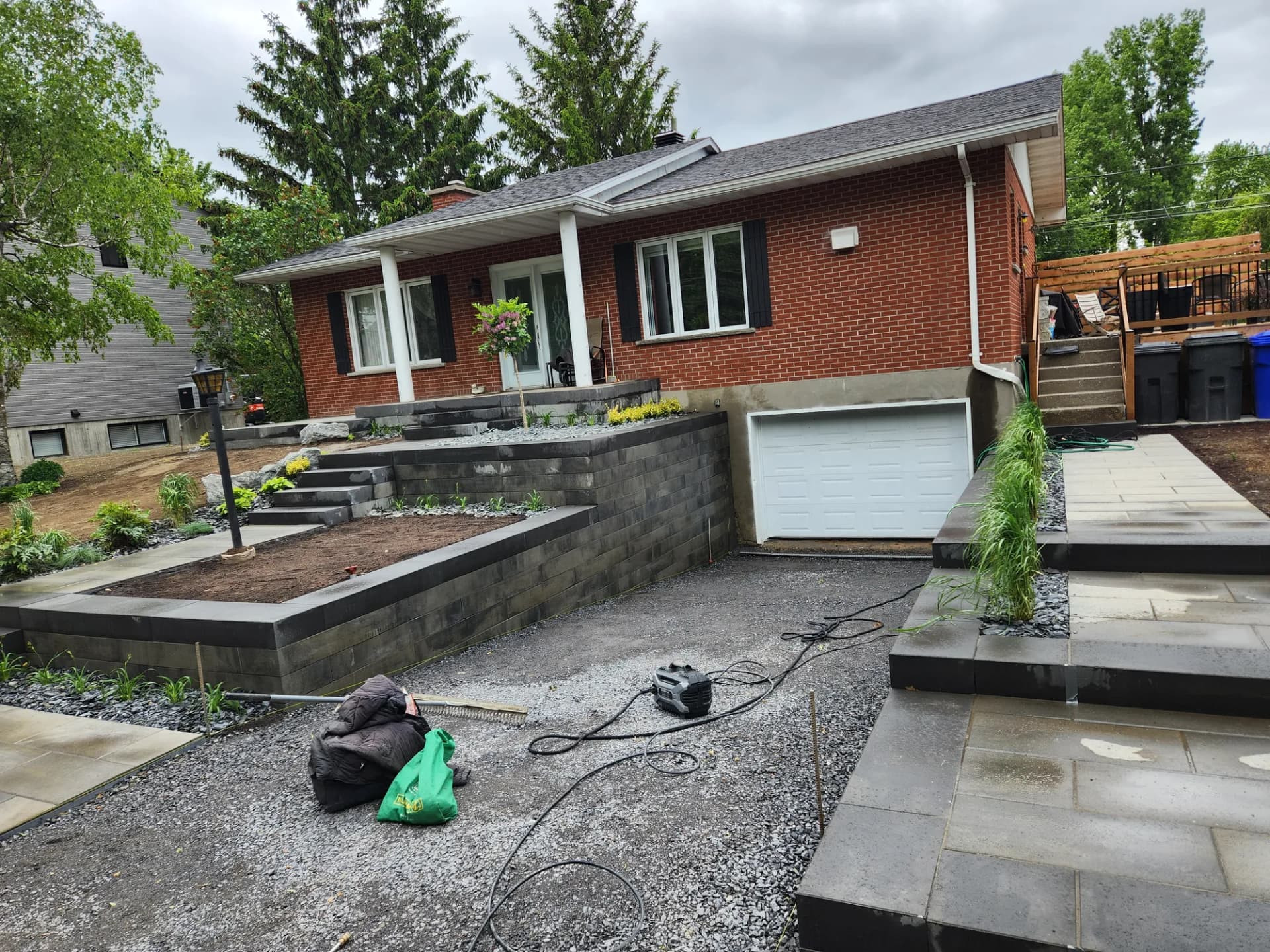 Terrassement et muret de soutènement en cours, façade résidentielle Rive-Sud