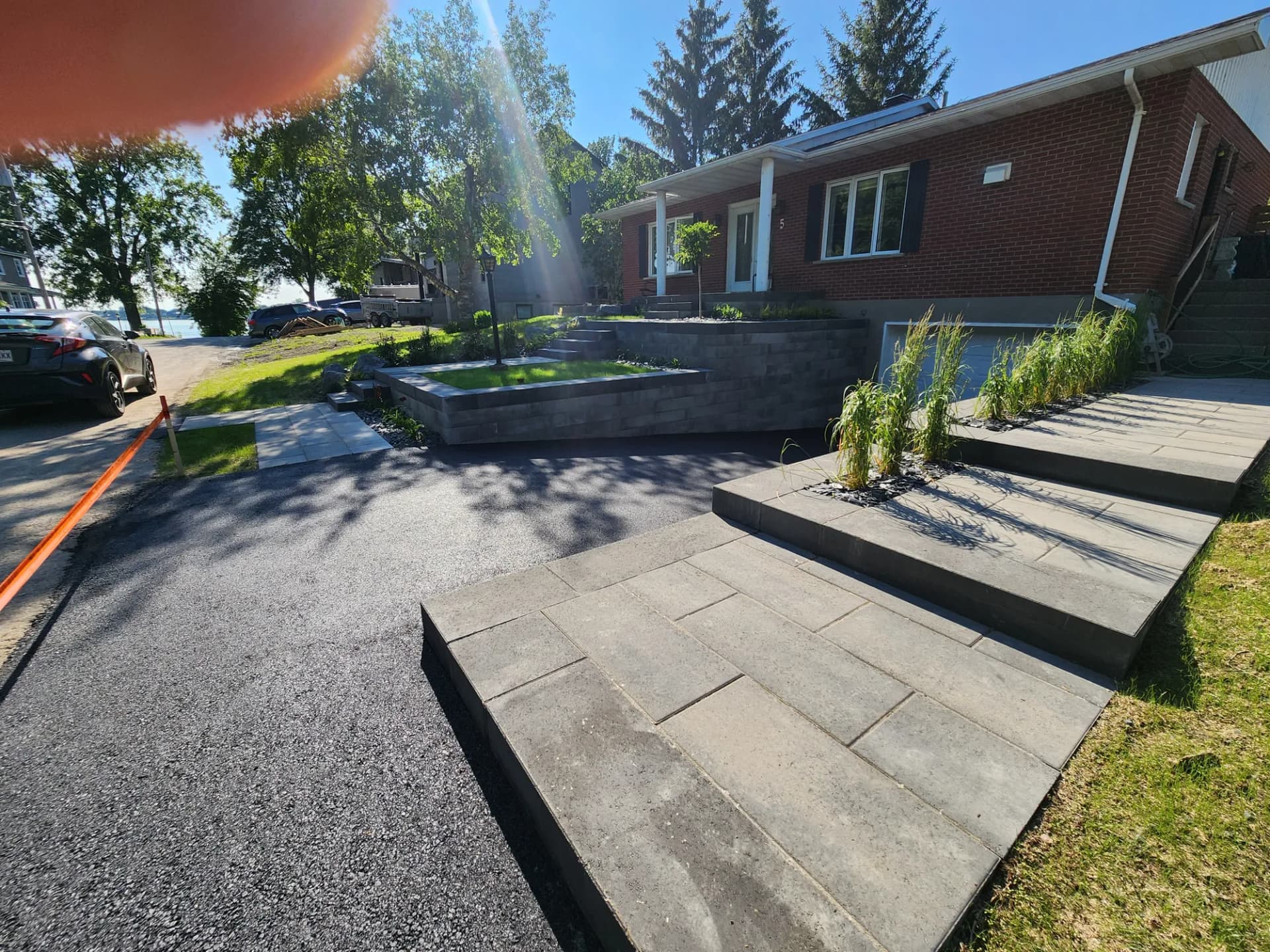 Escaliers en dalle et plates-bandes surélevées, aménagement de façade à Brossard
