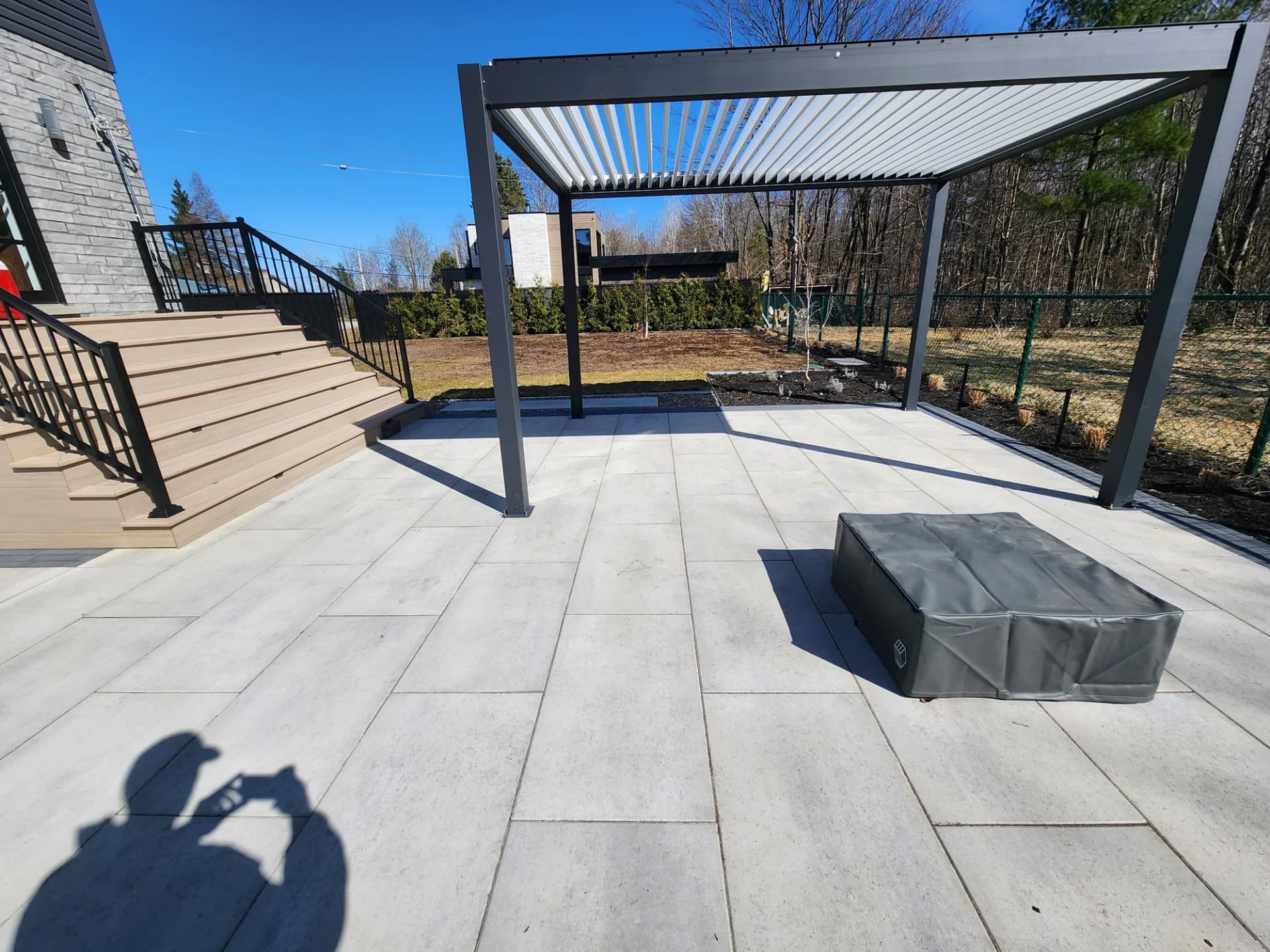 Pergola bioclimatique en aluminium et terrasse en dalles grand format, Rive-Sud