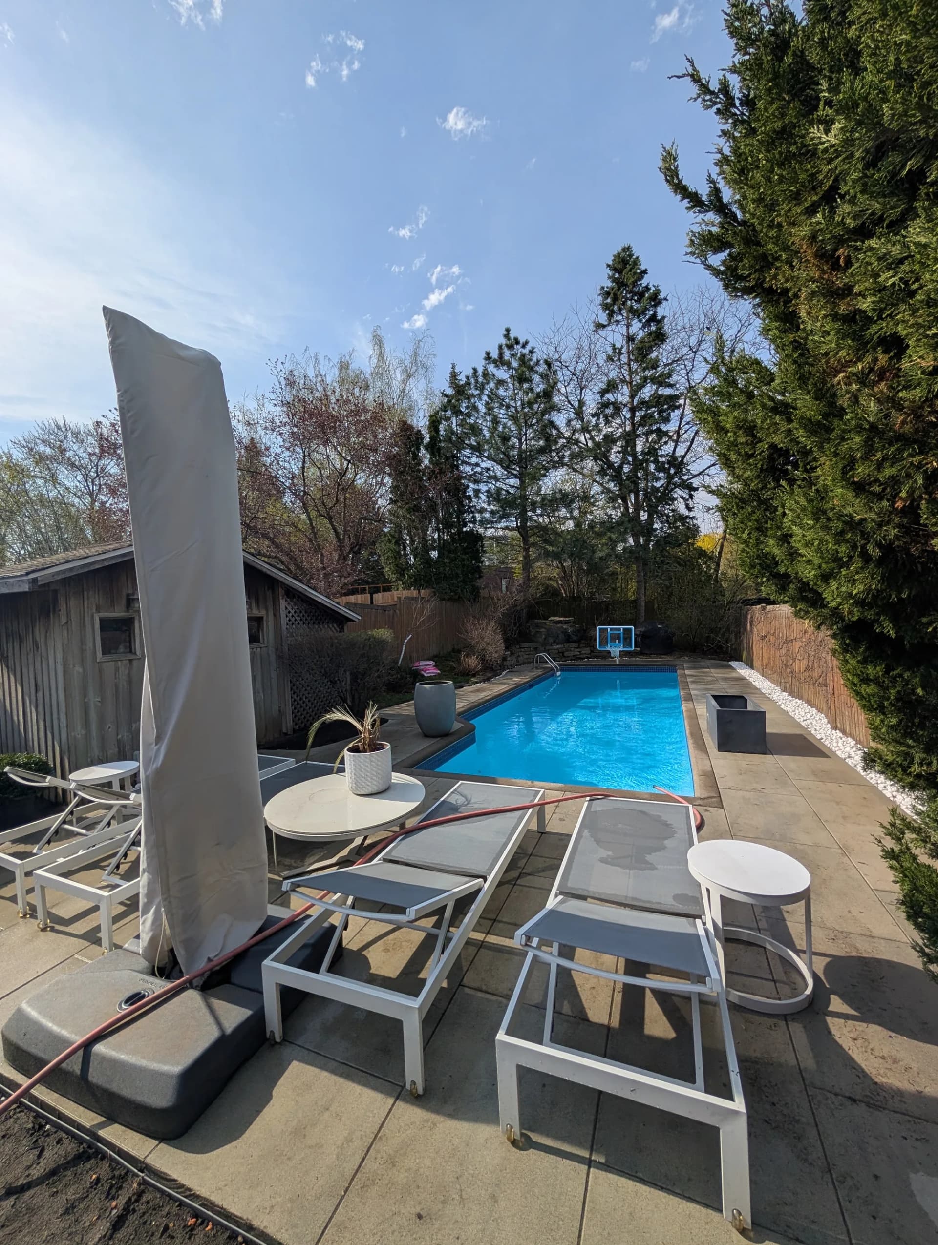 Contour de piscine en dalles grand format fraîchement livré sur la Rive-Sud