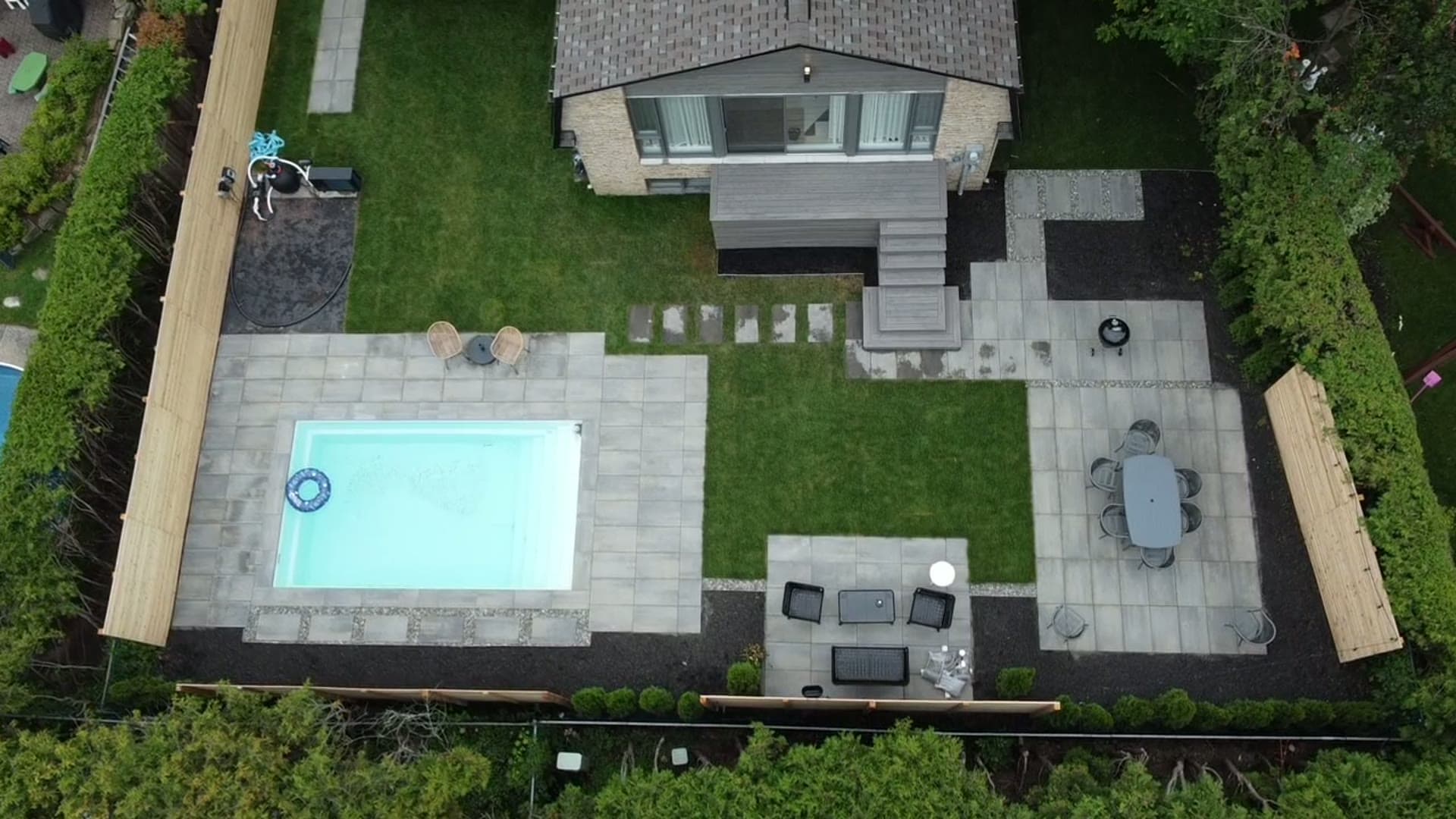 Vue aérienne d'une cour arrière complète avec piscine, patio et coin repas, Rive-Sud de Montréal
