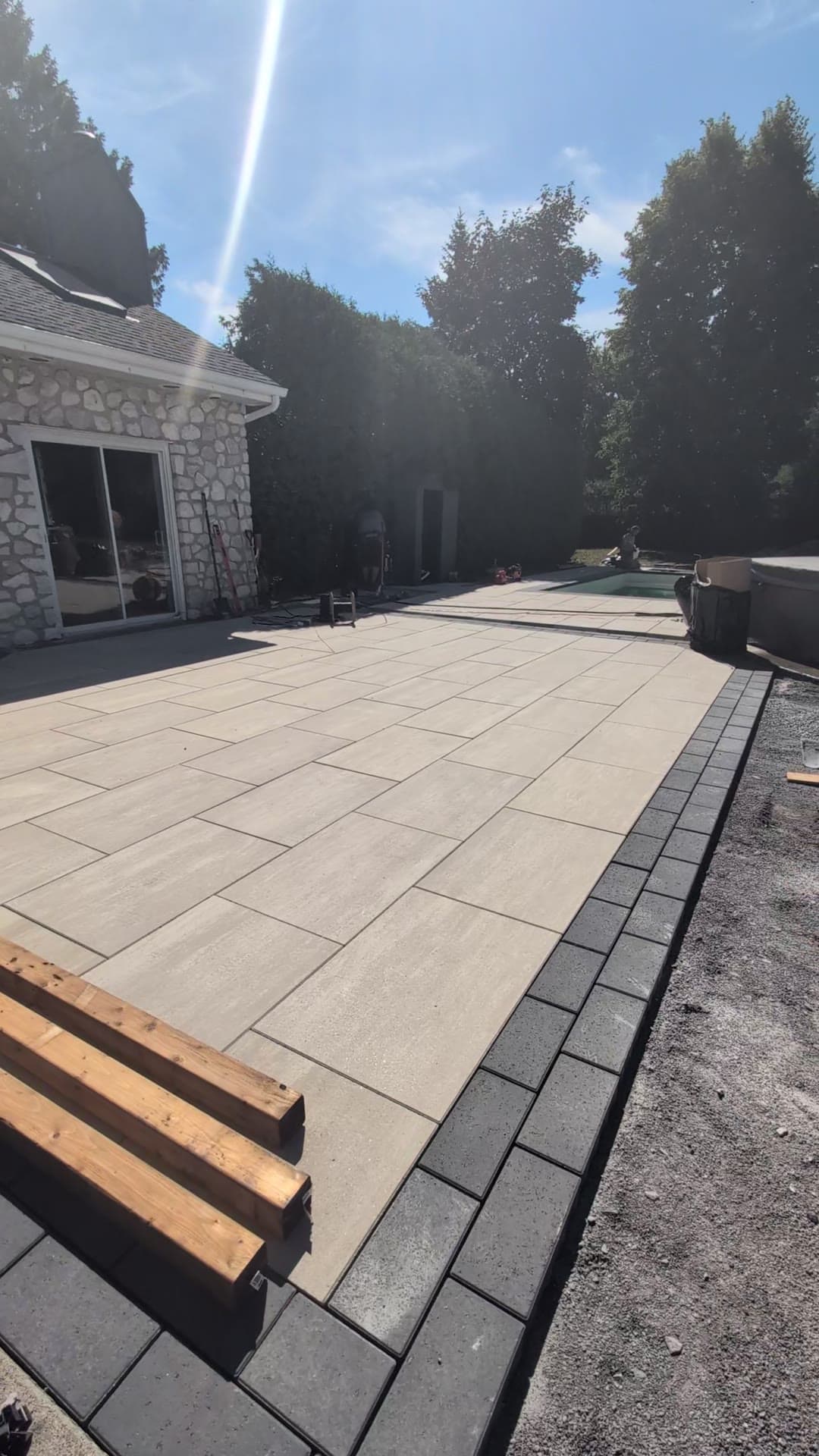Contour de piscine en dalles de porcelaine en fin de chantier
