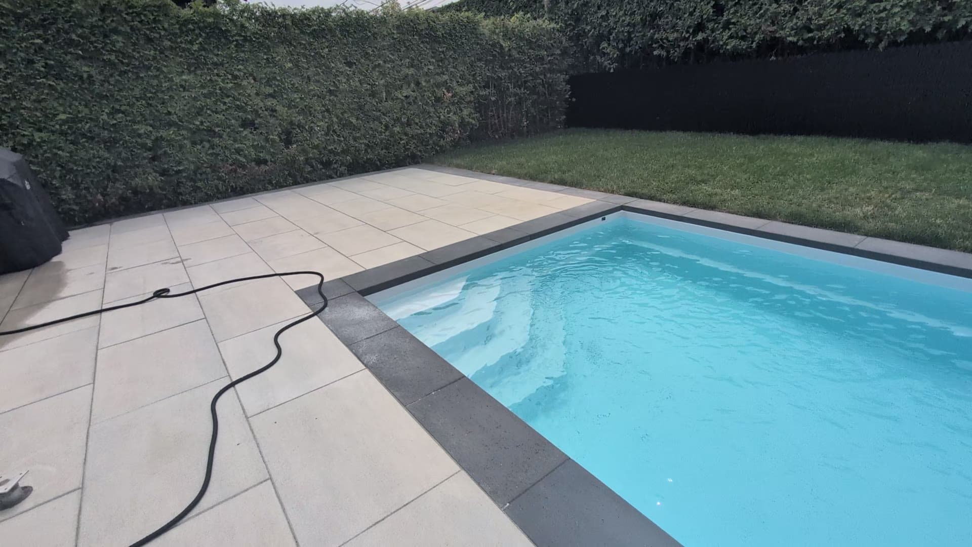 Piscine creusée et contour en dalles, vue d'ensemble