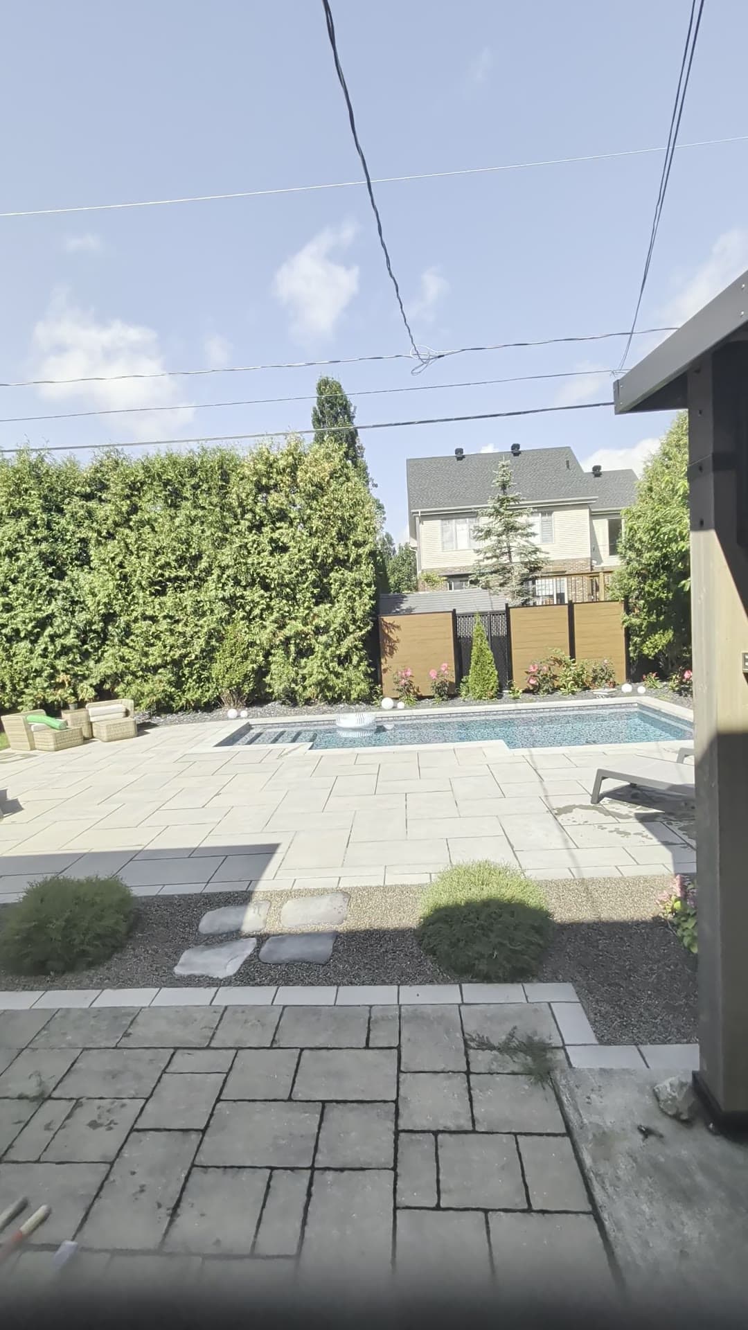 Cour arrière complète avec piscine, dalles, pergola et remise
