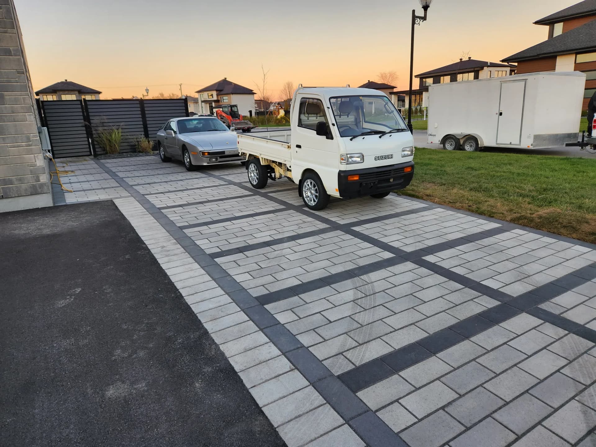 Entrée de garage en pavé avec bandes contrastantes au coucher du soleil sur la Rive-Sud