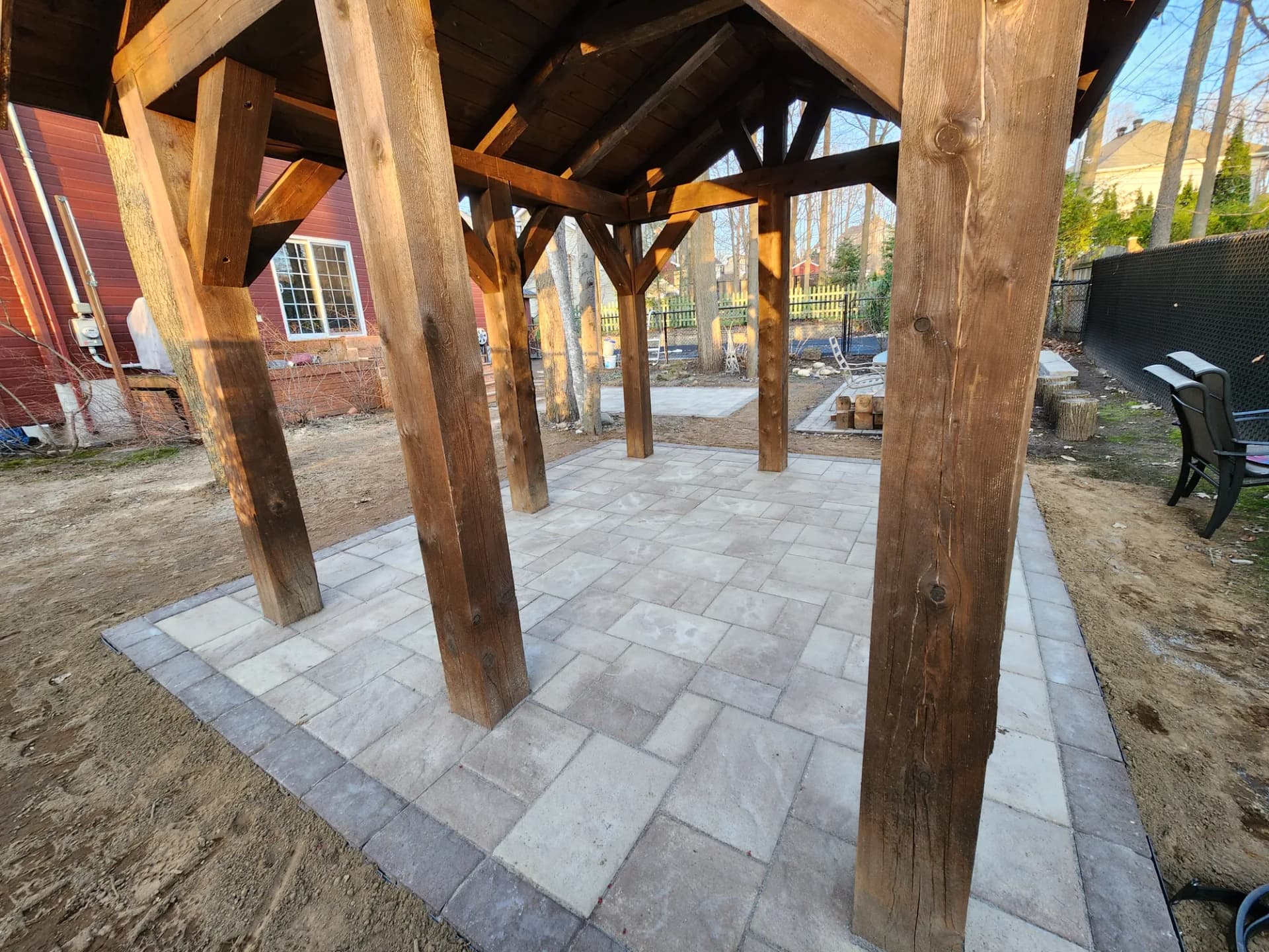 Pergola en bois massif sur patio de pavé, projet d'aménagement Rive-Sud de Montréal