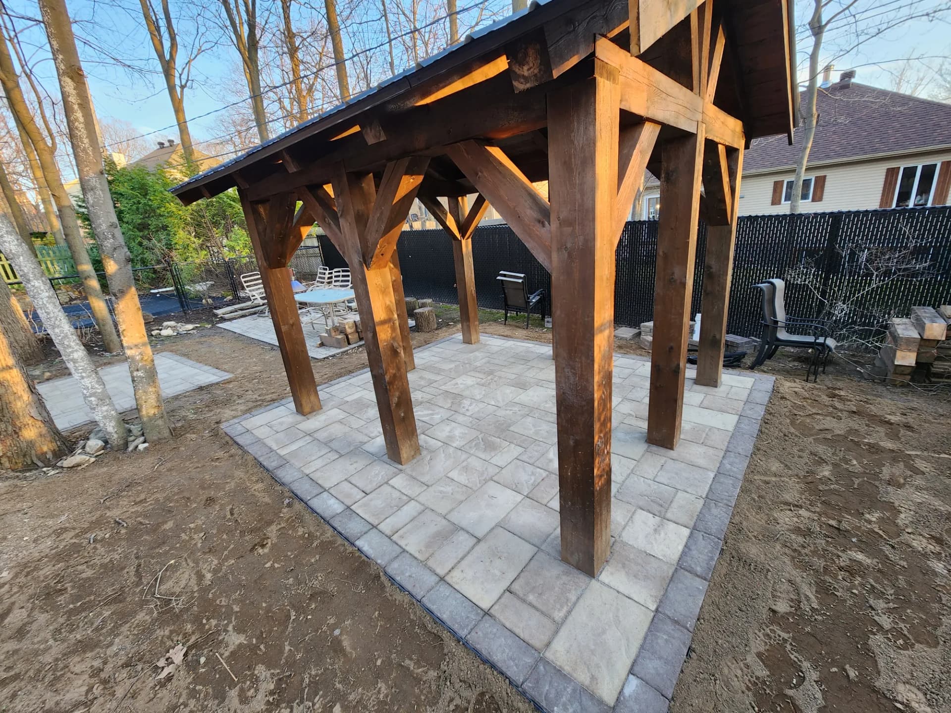 Structure de pergola en cèdre et patio de pavé, chantier d'aménagement Rive-Sud