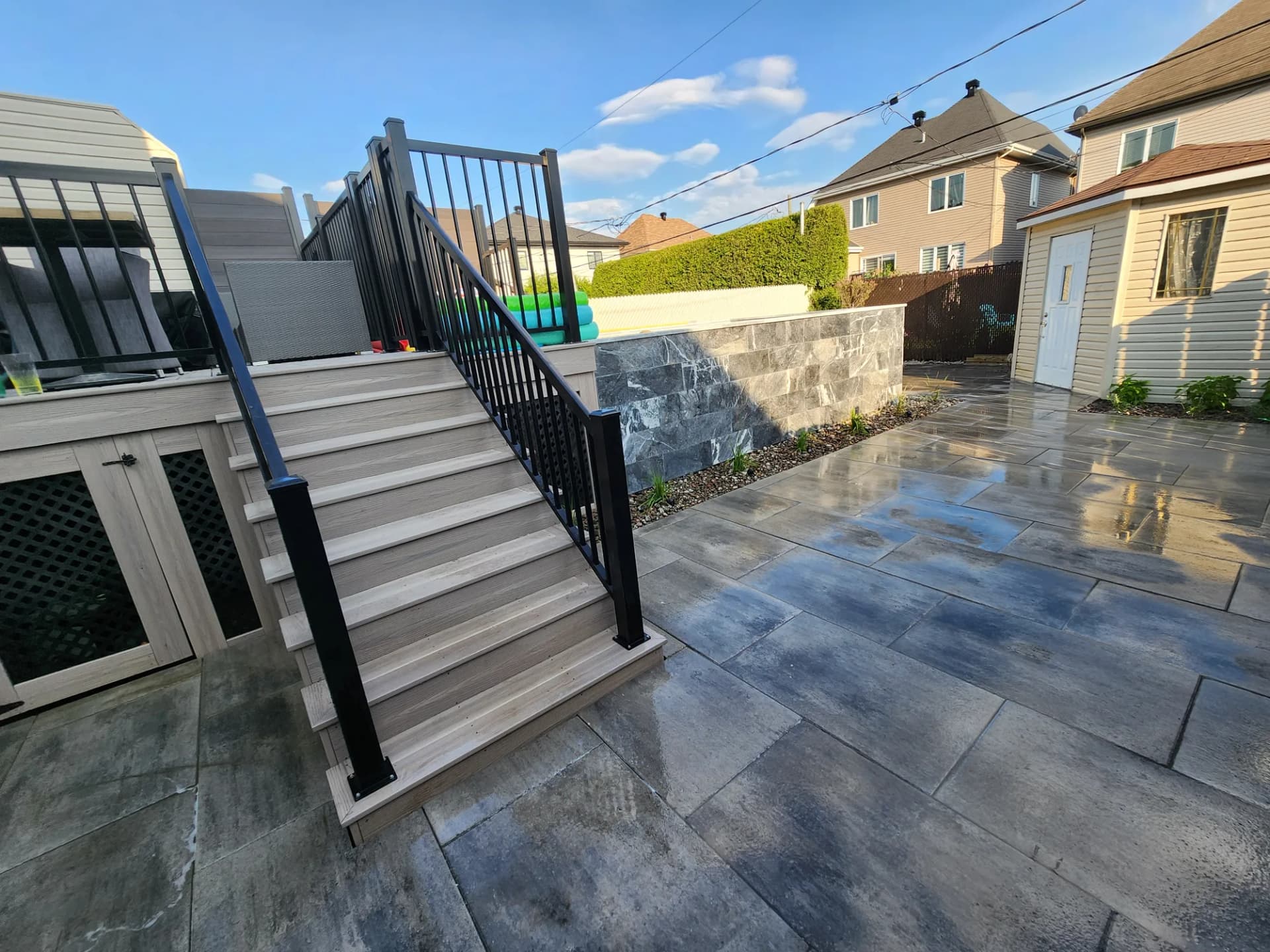 Terrasse en composite, muret de pierre et patio en dalles à l'heure dorée, Saint-Bruno