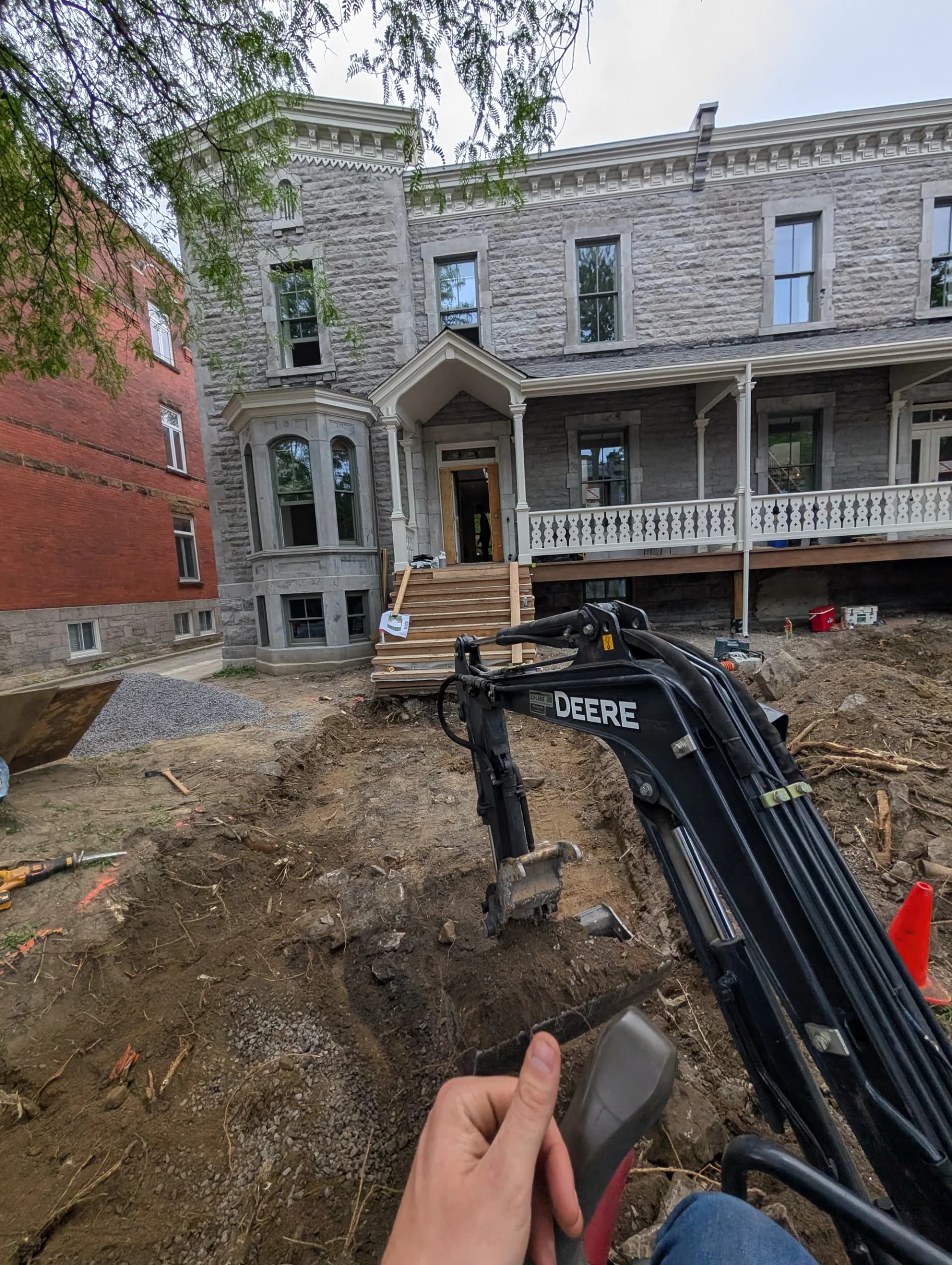 Excavation et terrassement d'un chantier d'aménagement paysager, Grand Montréal